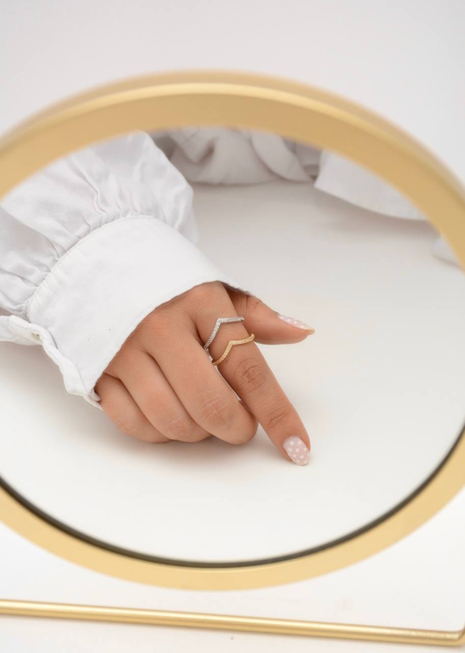 ANILLO EN V CON ZIRCONES