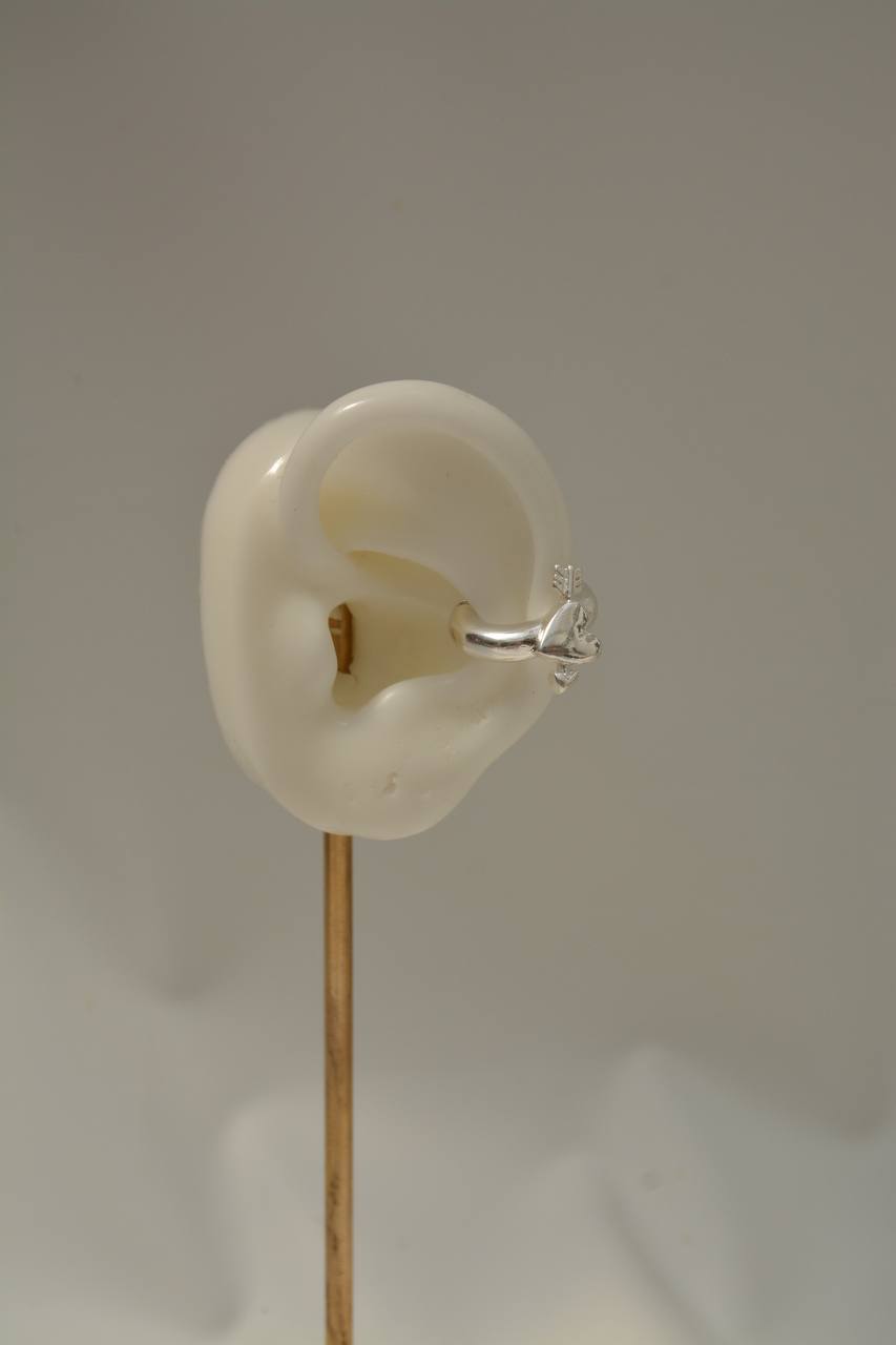 EARCUFF CORAZÓN FLECHA