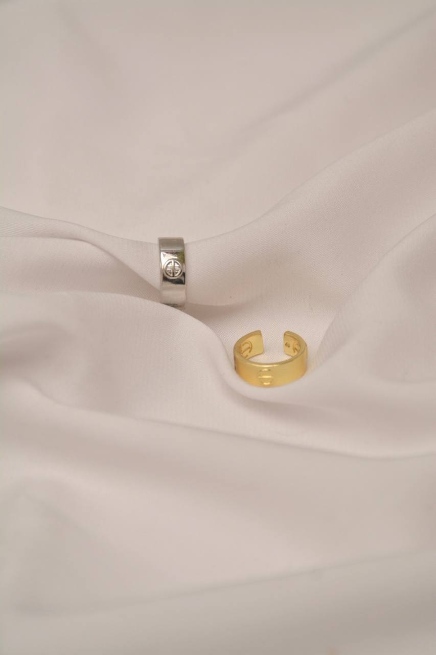 EARCUFF LISO CON TRES MARCAS DOR