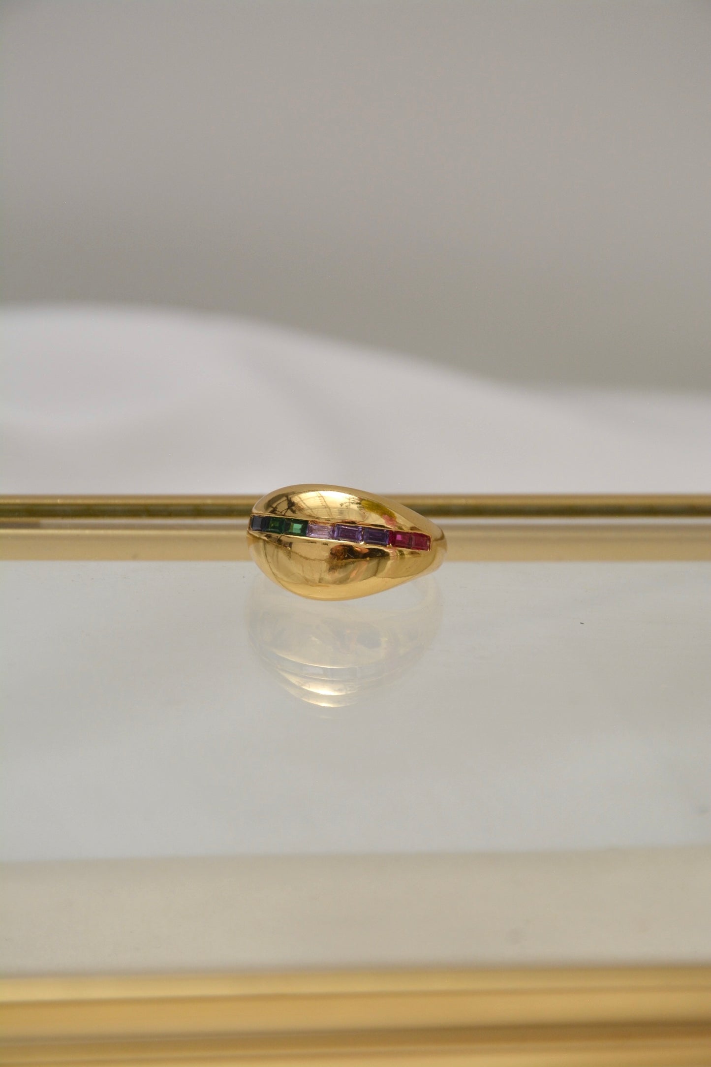 ANILLO GRUESO DORADO PIEDRAS COLORES*