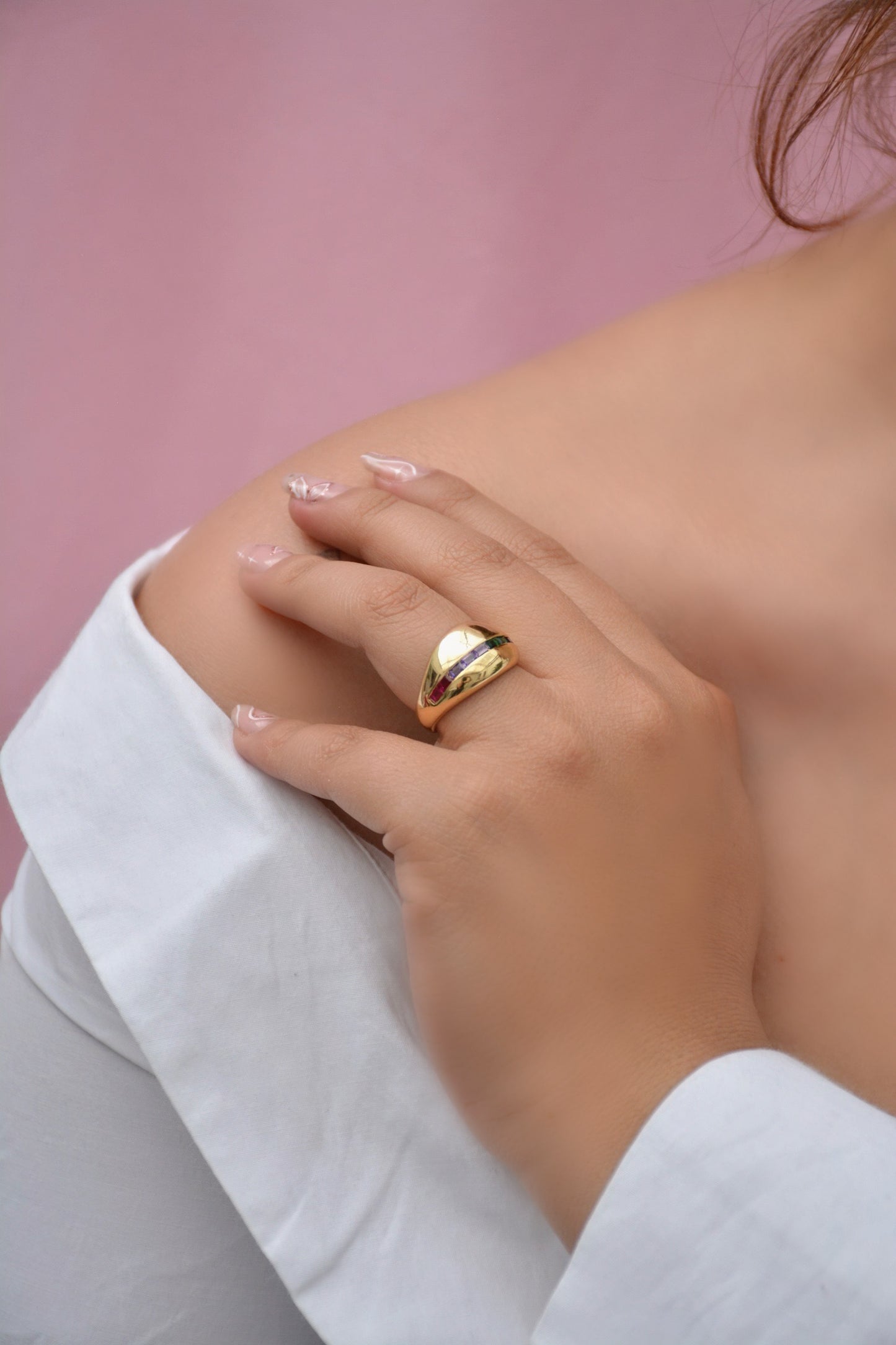 ANILLO GRUESO DORADO PIEDRAS COLORES*